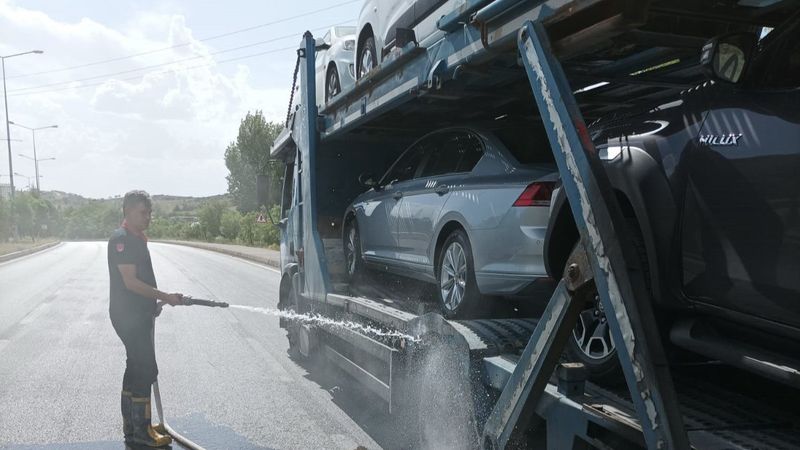 Çorum'da dorsesi sıfır araç yüklü olan tırın lastikleri yandı