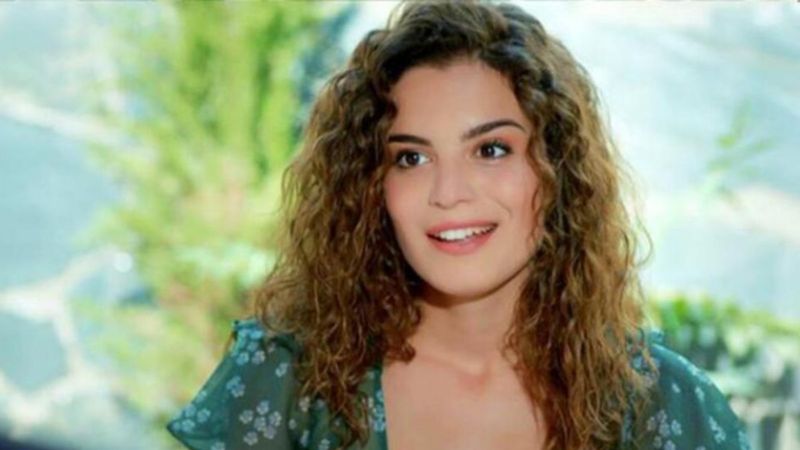 'İfşalara doyamadın' Aslı Bekiroğlu derin yırtmaçlı elbisesiyle bacaklarını kaldırınca...