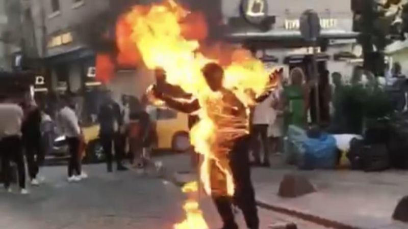 Elindeki orakla Galata'ya gelen şahıs kendini yaktı