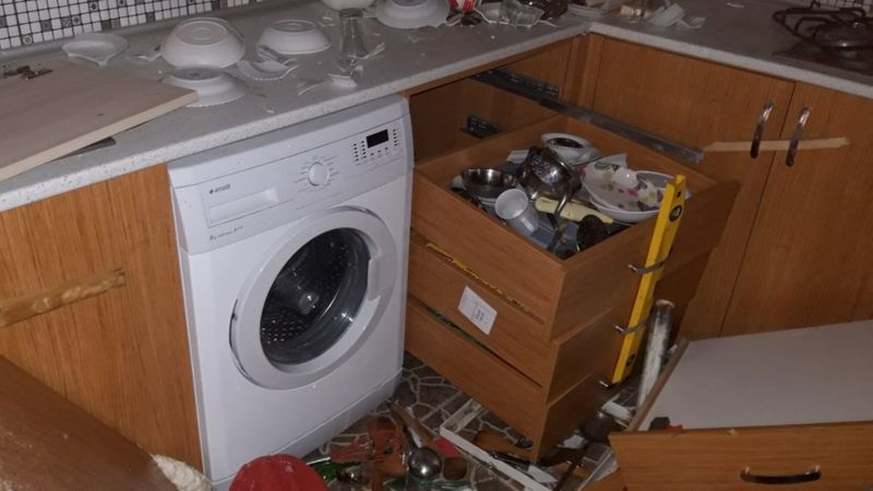 Rize’de, aç kalan ayılar yayla evinin altını üstüne getirdi