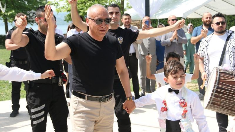 Mesai arkadaşlarından şehit polisin oğluna düğün sürprizi