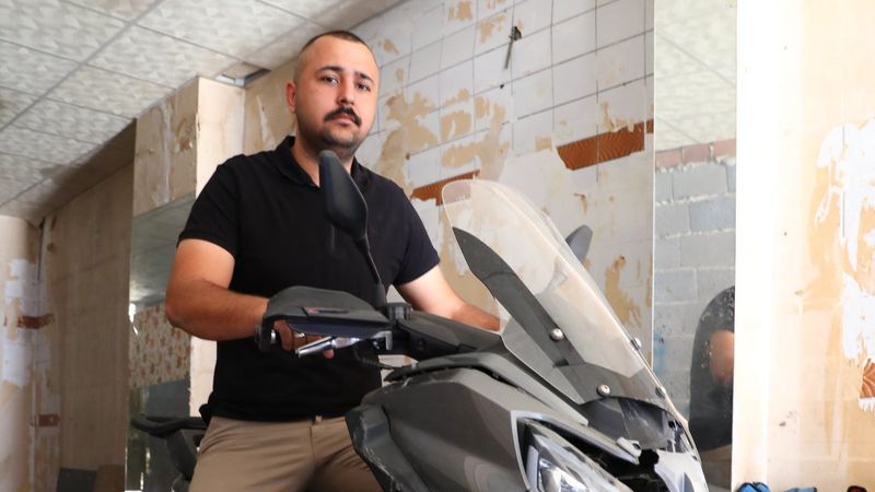 Adana’da yaralı halde otomobili kovaladı