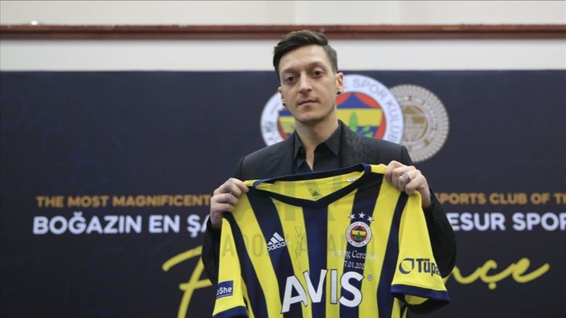 Mesut Özil, Fenerbahçe'den ayrılmayacağını açıkladı