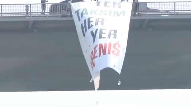 TİP milletvekilleri 15 Temmuz Şehitler Köprüsü’ne Gezi pankartı astı