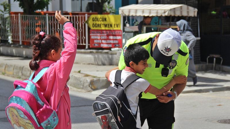 Kocaeli'de okuldan çıkan çocuklar onun yanına koşuyor