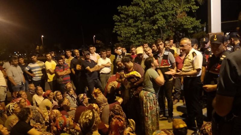 İzmir'de çocuklarının kaçırıldığını öne süren ailenin eylemi