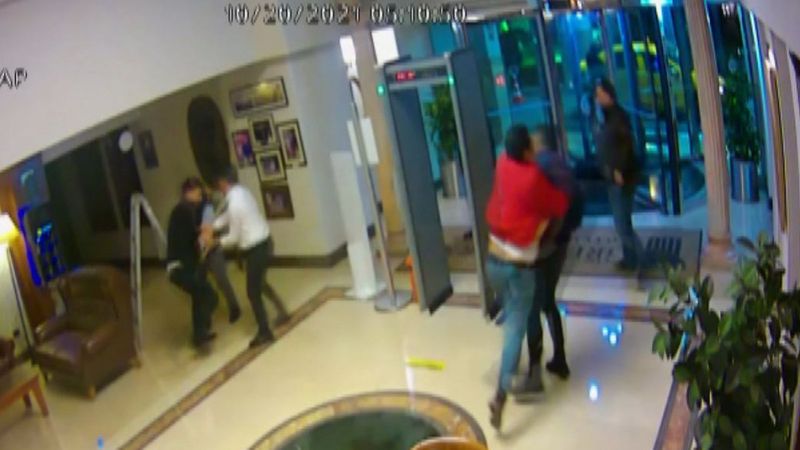 Ataşehir'de, barda başlayıp lobide biten kavgada çenesi kırıldı