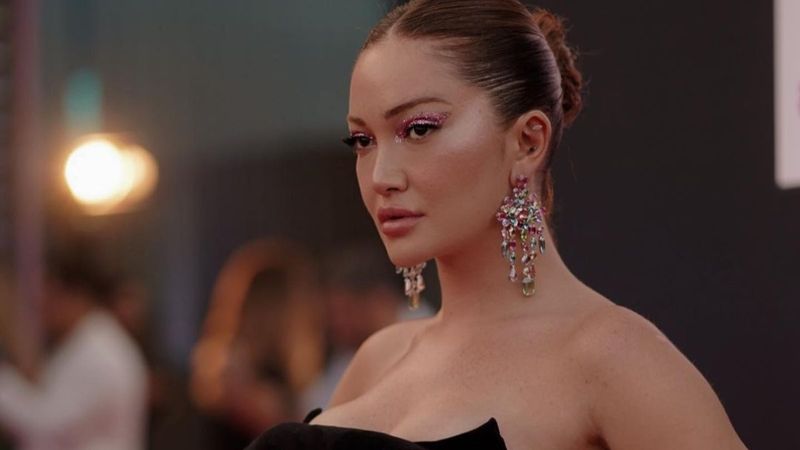 Danla Bilic straplez elbisesiyle göğüs dekoltesini gere gere poz verdi! 'Silikonlar cuk oturmuş'