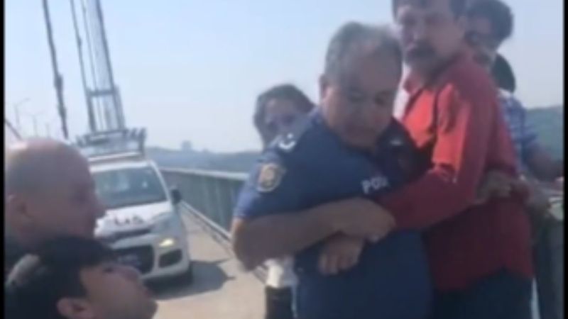 Köprüye pankart asan TİP'li vekiller polise saldırdı