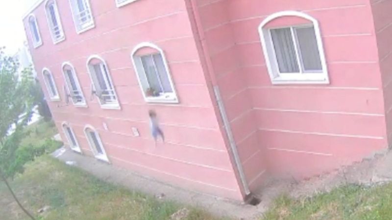 Bursa'da 5'inci kattan düşen çocuk hayati tehlikeyi atlattı