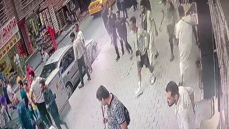 Esenyurt'ta korsan taksiciyle müşterileri birbirine girdi