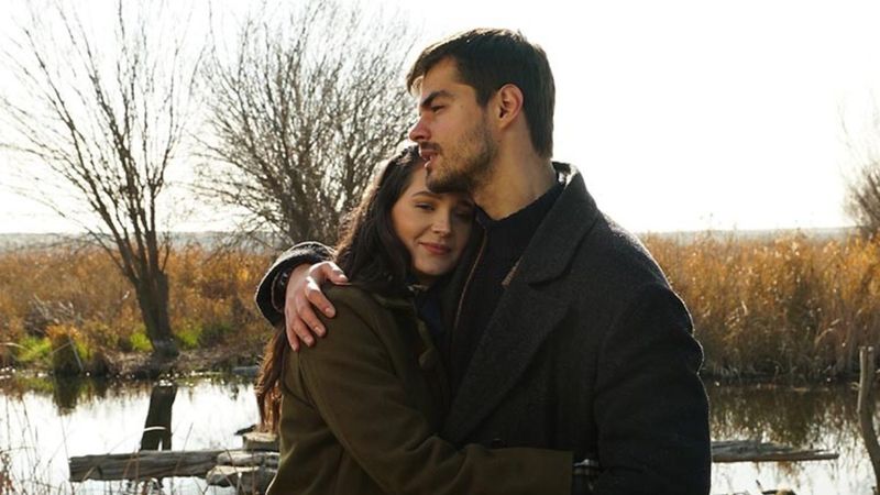 Gönül Dağı'nın Dilek'i süper mini elbisesiyle güneş banyosu yaptı! 'Seni böyle bilmezdik be'