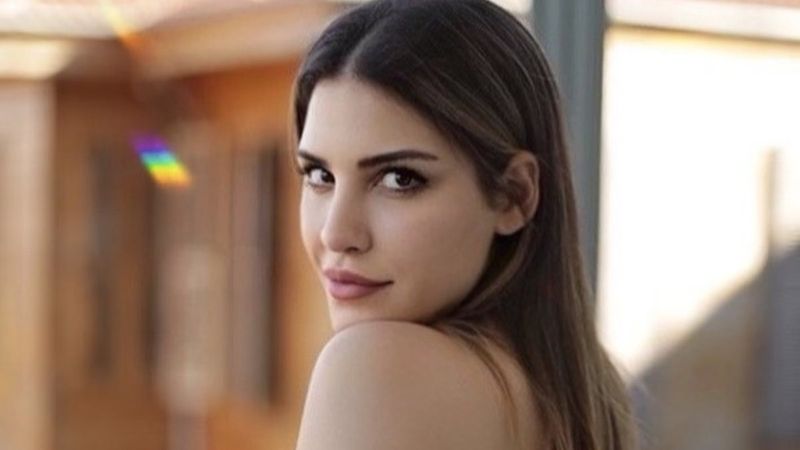 Türkan Şoray'ın kızı Yağmur Ünal’ın cesur mu cesur pozları nefes kesti! 'Dudaklar, dekolte, fizik'