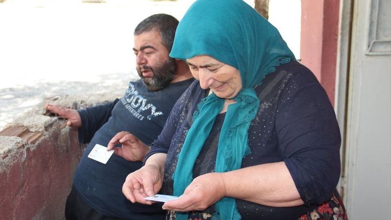 Kayıtlara ölü olarak geçen anne ve oğlu yeni kimliklerine kavuştu