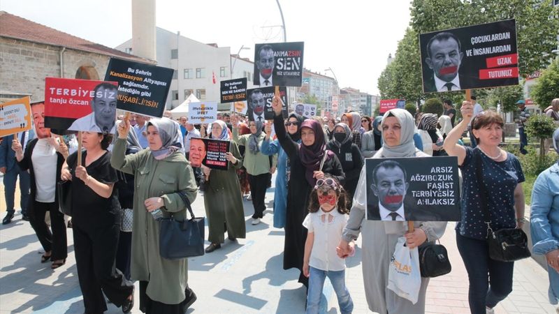 Bolu'da kadınlar, ellerinde 'Terbiyesiz Tanju Özcan' pankartlarıyla yürüdü