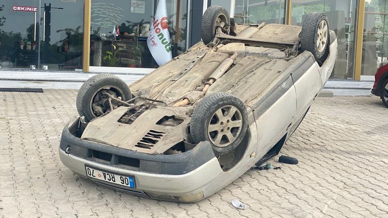 Ordu'da kepçe operatörü, sürücüsü içindeyken otomobile takla attırdı