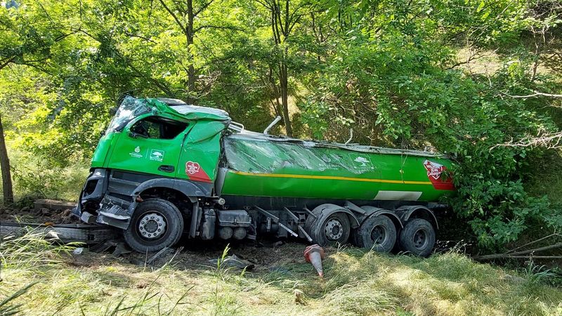 Başakşehir'de İBB'nin su tankeri şarampole uçtu