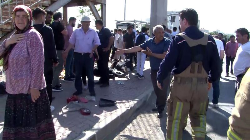 Büyükçekmece'de otomobil durağa daldı: Ölü ve yaralılar var