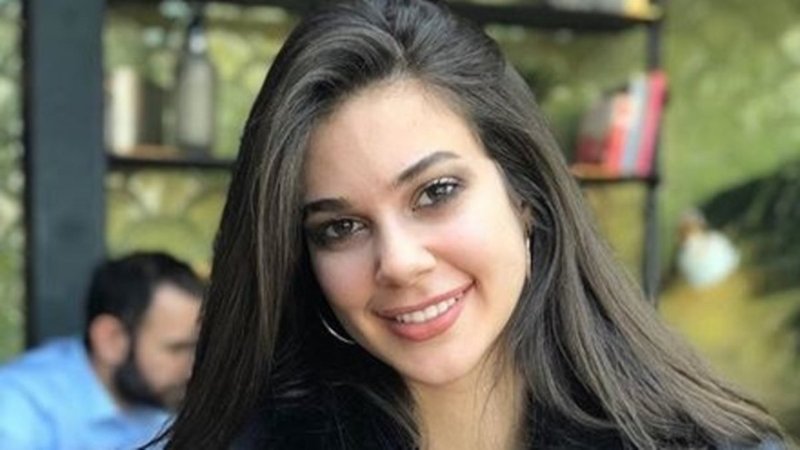 Defne Samyeli'nin kızı Deren hem göbek hem bacak dekoltesi verdi!