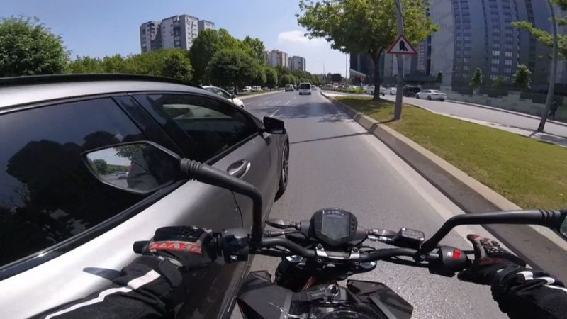 Bakırköy'de kadın sürücüyle tartışırken tepki gören motosiklet sürücüsü, şikayetçi oldu