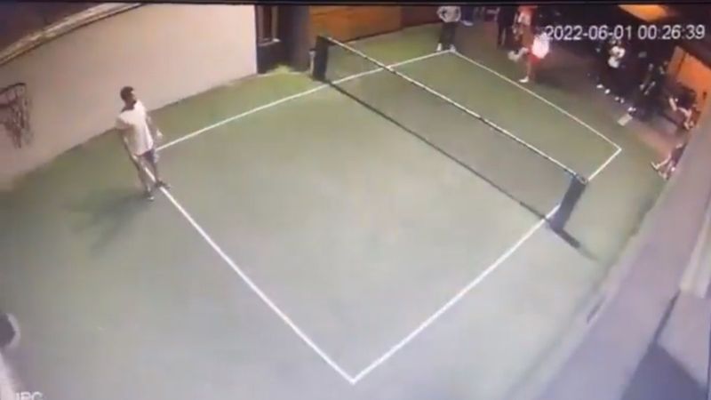 Arda Turan ayağıyla basket attı