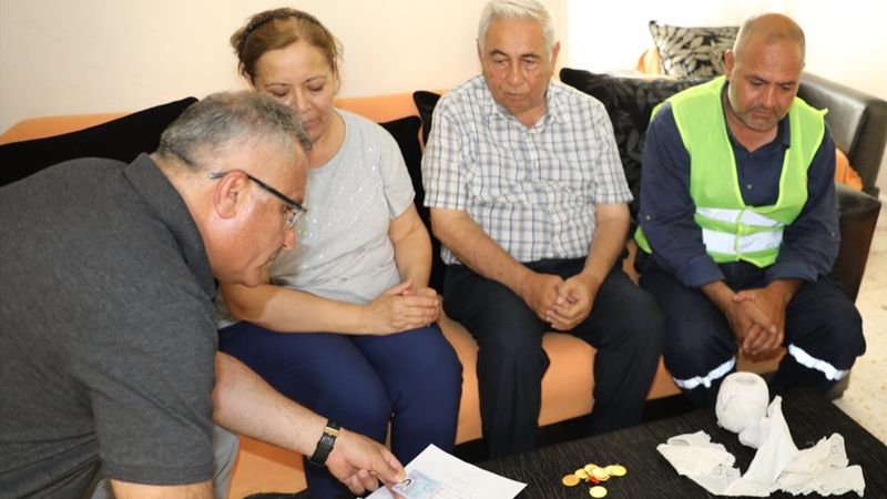 Adana'da belediye işçisi bulduğu altınları sahibine teslim etti