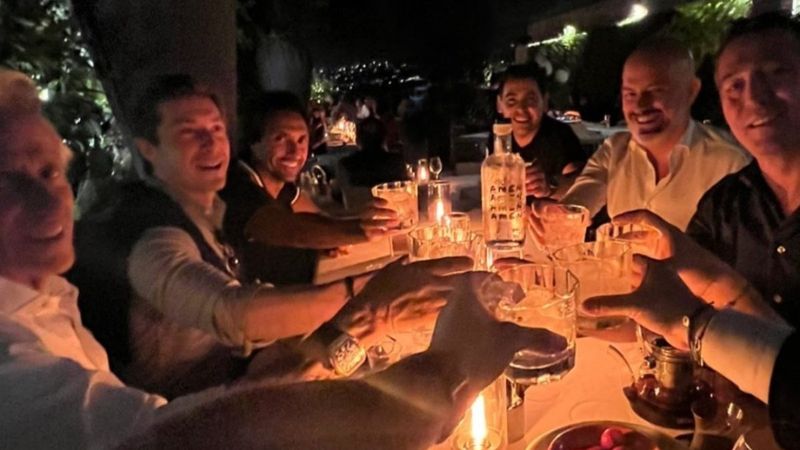 Ali Koç ve Jorge Jesus imzayı kutladı