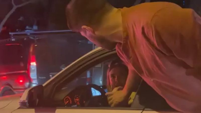 Taksim’de bir maganda, taksiciye küfürler yağdırıp saldırdı