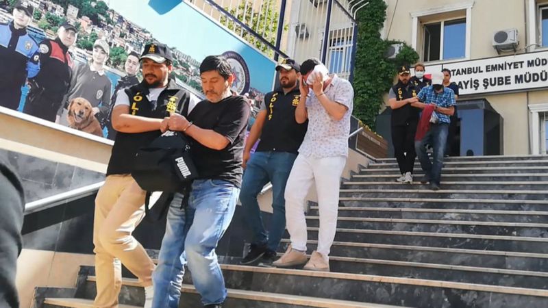 İstanbul'da iş insanlarını plaket vereceğiz yalanıyla dolandırdılar