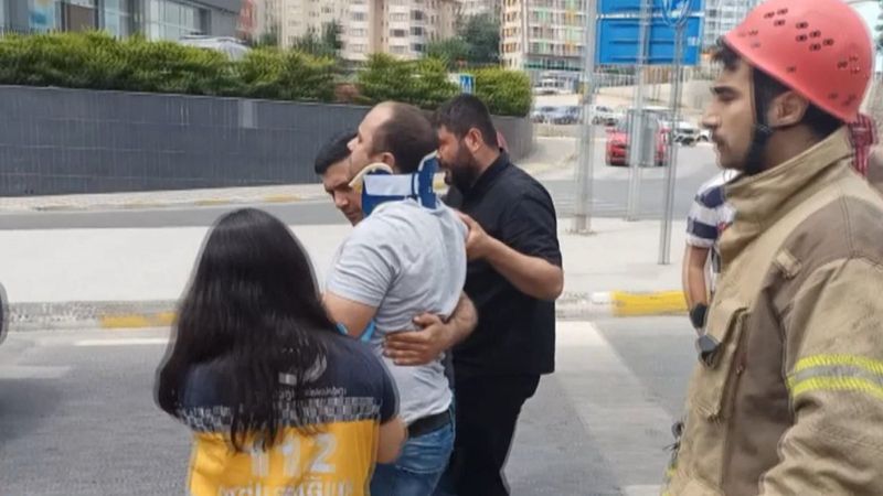 Pendik'te çarpışan iki otomobil yola savruldu