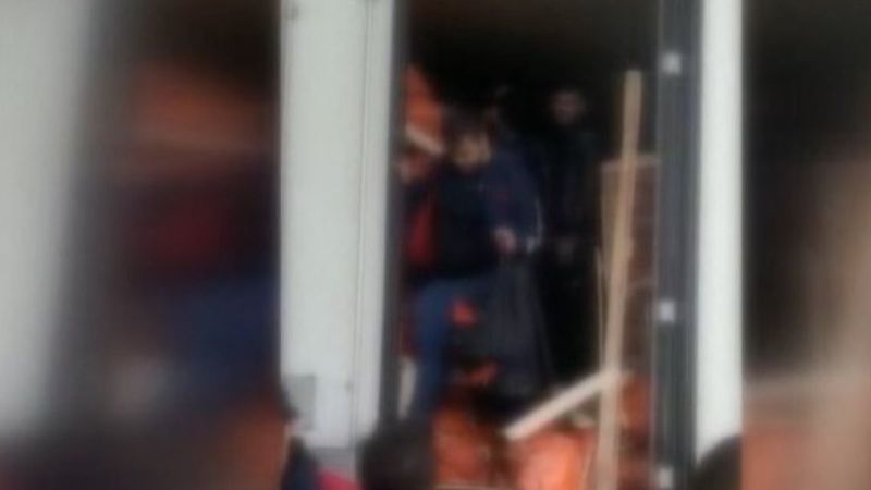 İstanbul'da durdurulan tırın dorsesinden 81 göçmen çıktı