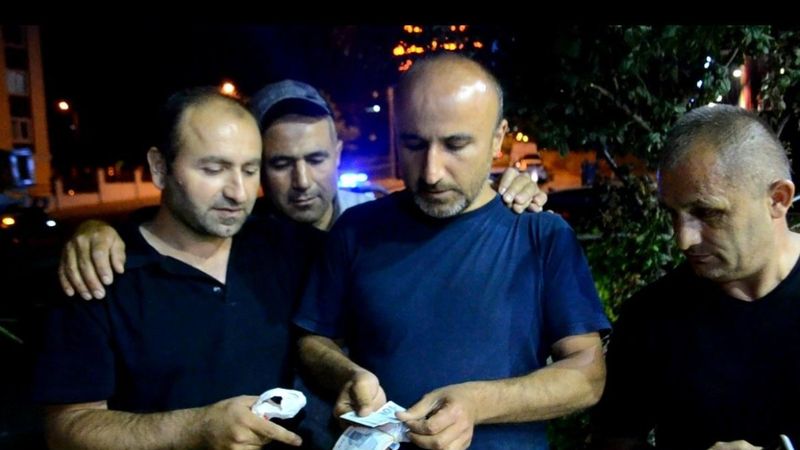 Tekirdağ’da yolda buldukları paraları, polise teslim ettiler
