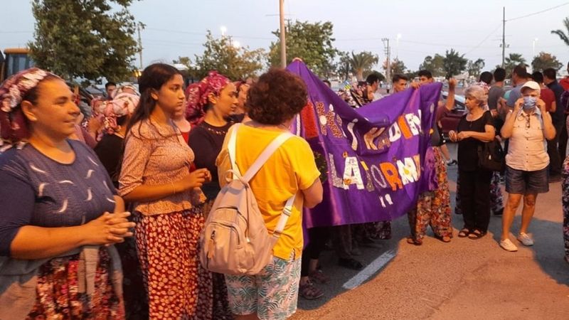 İzmir'de kaybolan Buket'in ailesi jandarma önünde toplandı