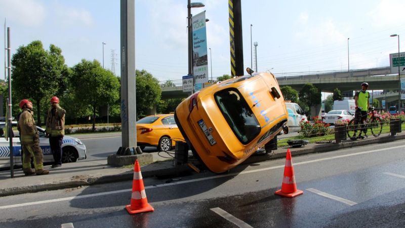 Kağıthane'de yolda kayan taksi bariyerlerde asılı kaldı