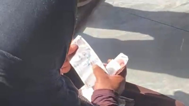 Taksim'de topladığı paraları sayarken görüntülendi