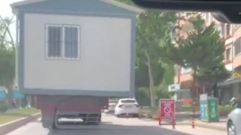 Elazığ'da kamyonun üzerinde prefabrik ev taşındı