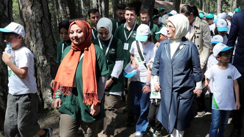 Emine Erdoğan, Kızılcahamam'da gençlerle çevre yürüyüşüne katıldı