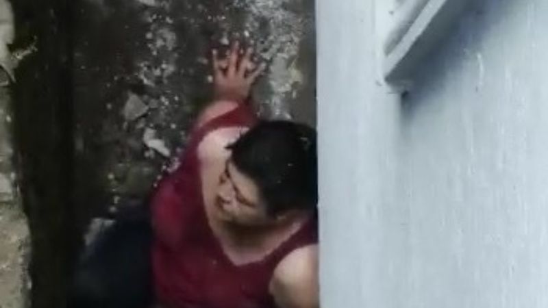 Bursa'da apartman boşluğuna düşen kadını itfaiye çıkardı