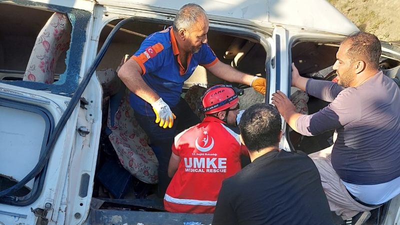 Siirt’te işçileri taşıyan minibüs uçuruma yuvarlandı