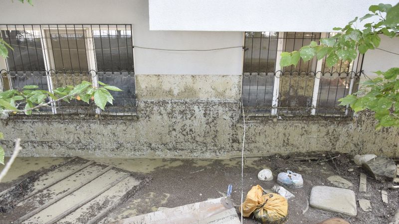 Burdur'da 1 kişinin canına mal olan selin, duvardaki izleri ortaya çıktı