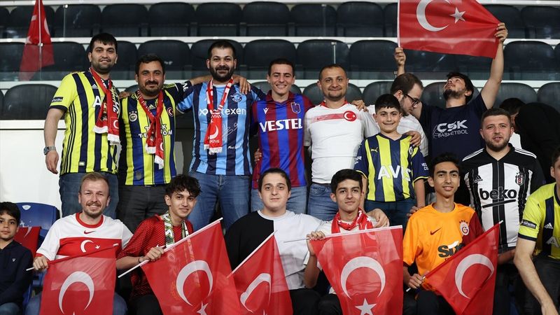 Türkiye - Faroe Adaları maçında tribünlerden dostluk görüntüleri