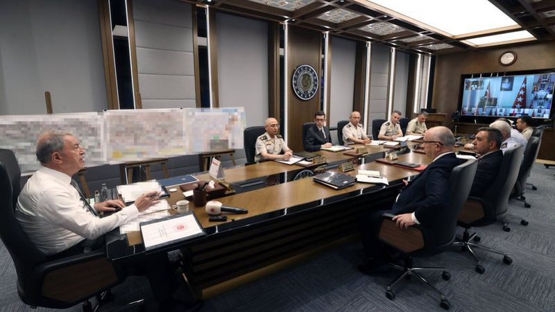 Hulusi Akar'dan komutanlarla toplantı