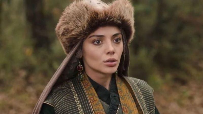 Alparslan'ın Karaca Hatun'u ceketinin önünü açtı, beğeni butonu çöktü! 'Hatun gibi hatun'