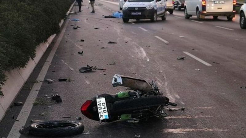 İzmir'de motosiklet refüje çarptı: Sürücü hayatını kaybetti