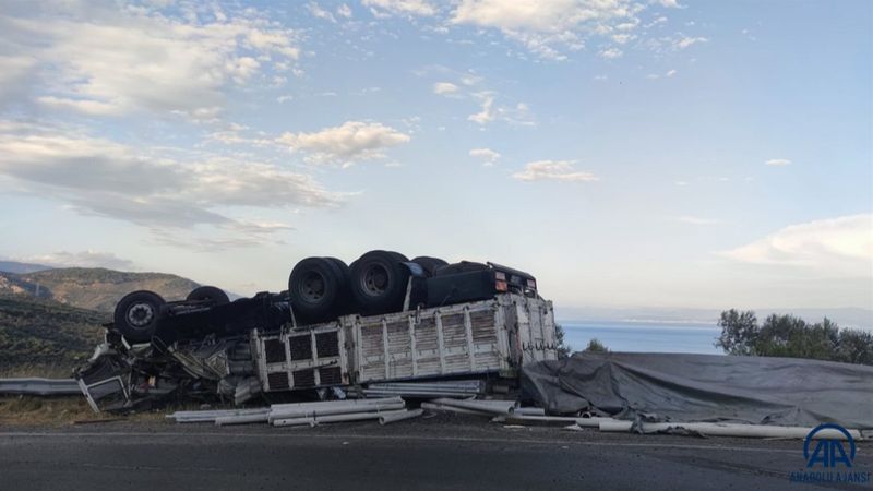 Çanakkale'de şarampole devrilen kamyonun sürücüsü öldü