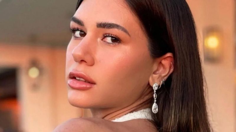 Sibil Çetinkaya derin yırtmaçlı elbisesiyle bir çömeldi, bir kalktı! 'Bari New York'ta yapma'