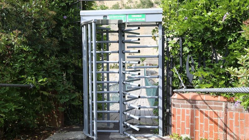 Artvin'deki asma köprüye turnike uygulaması