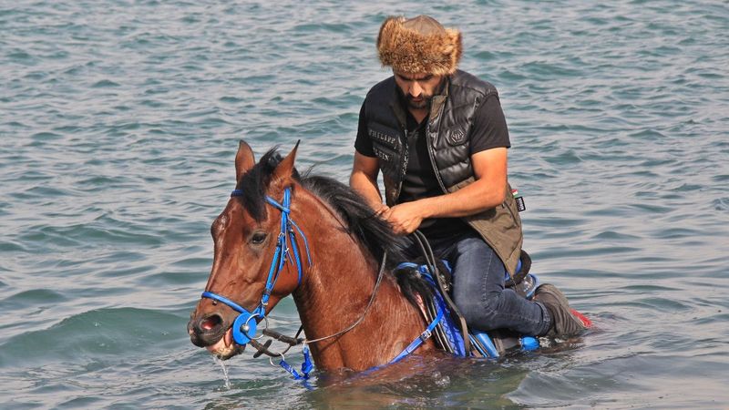 Kocaeli'de işe atıyla gidip geliyor