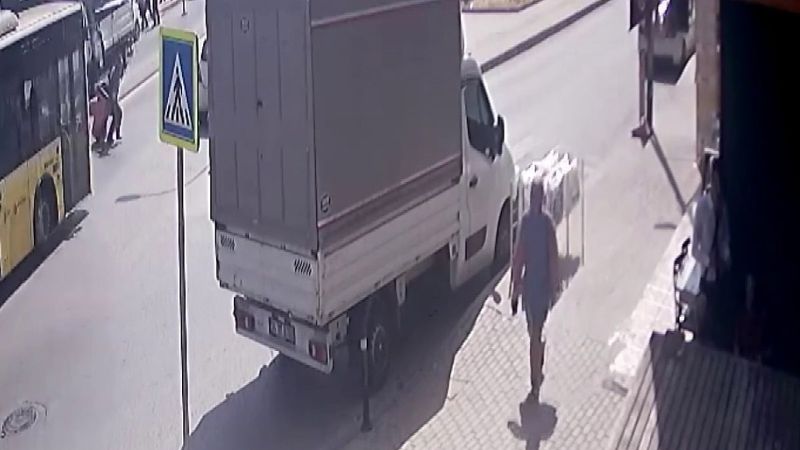 Ümraniye'deki temizlik işçisinin otobüs altında kalma anı