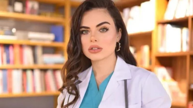 Doktor Berika asansörde gömleğinin düğmelerini açarak poz verince... 'Yorgun savaşçı'